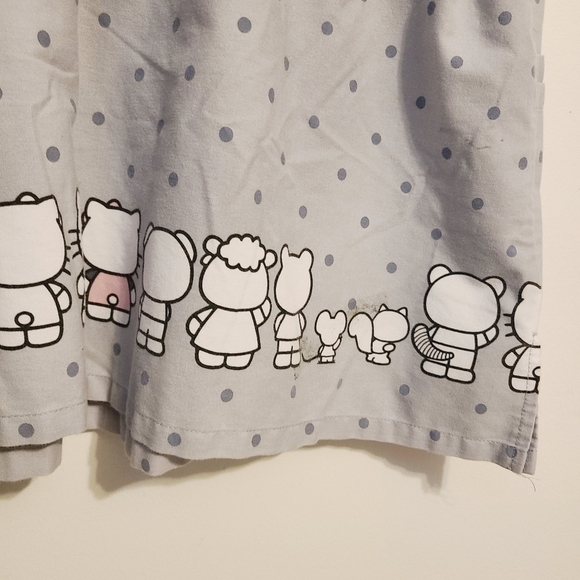 Hello Kitty | Women's Gray Polka Dot Graphic Print Scrubs Shirt (Size 2XL) - Picture 15 of 16